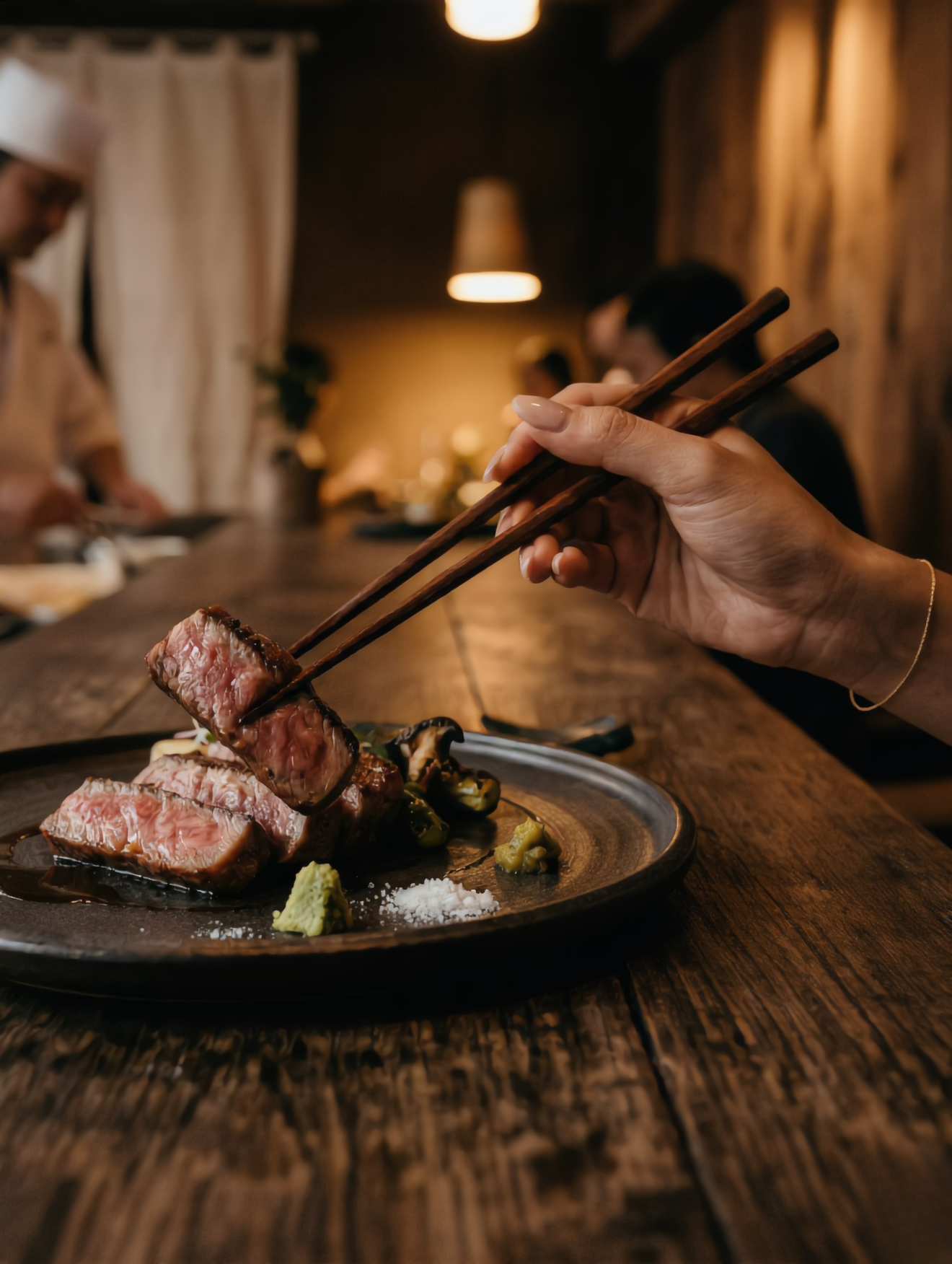 Dégustation de wagyu grillé avec baguettes dans un restaurant japonais intime - Safarinity gastronomie halal Japon